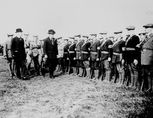 Edward Carson (1854-1935) inspiziert Ulster Volunteers während des irischen Streits im Jahr 1914